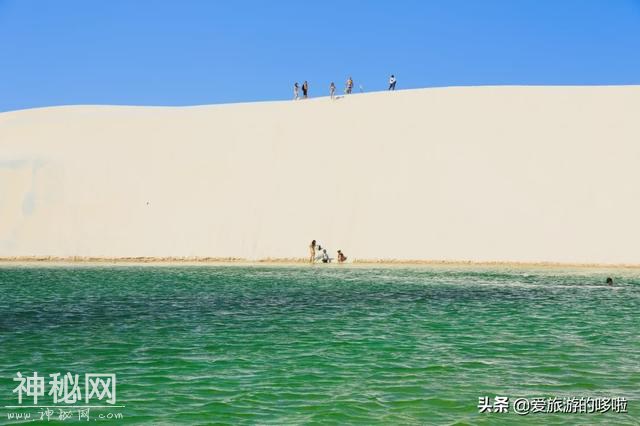 地球上最“诡异”的沙漠，遍地湖泊，鱼虾成群，吸引数十万游客-3.jpg